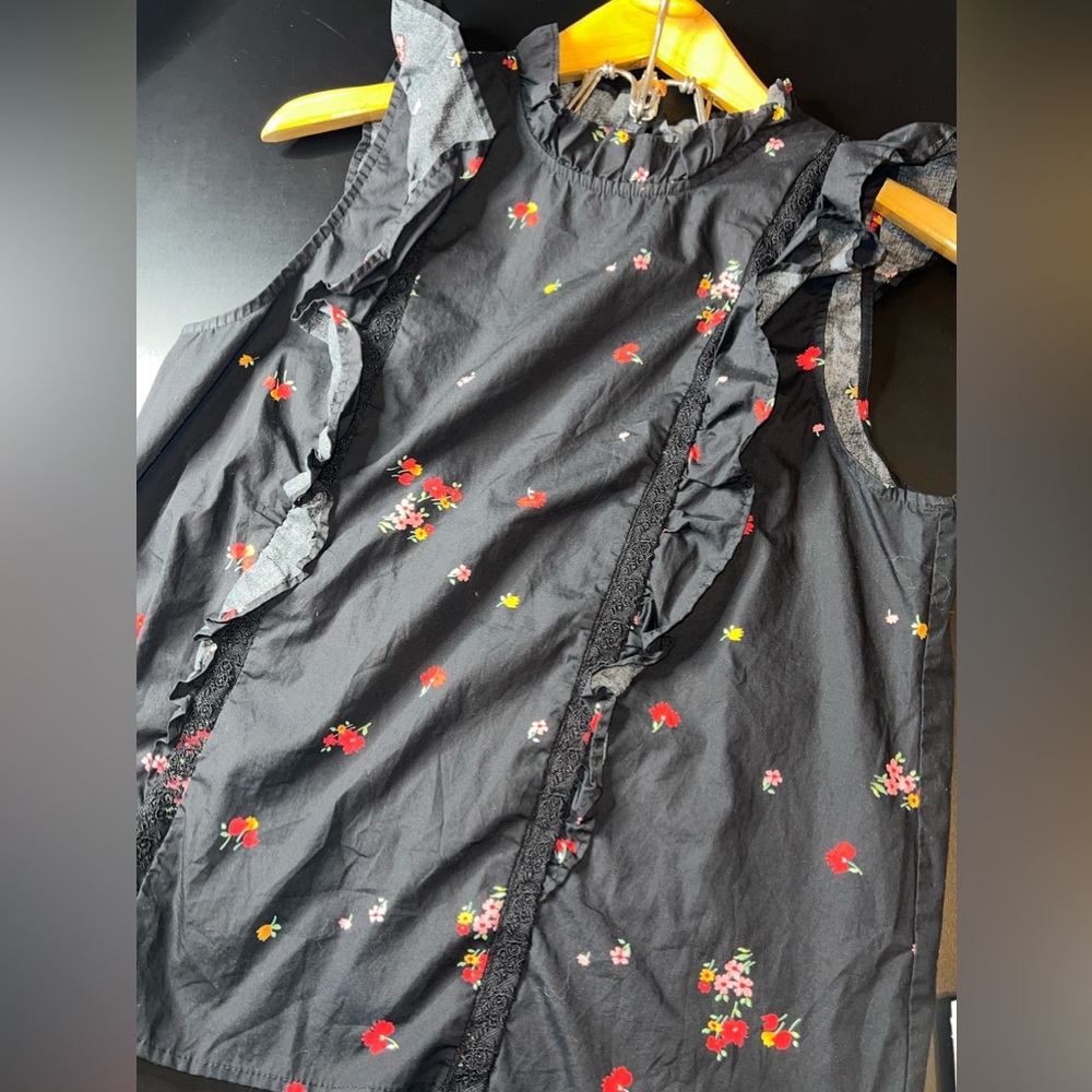 Who What Wear Ruffle Floral Top With Cap Ruffle SleeveS Size Large EUC